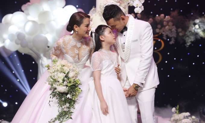 Sao Việt hôm nay 26/4: Phương Trinh Jolie công khai con gái tại đám cưới