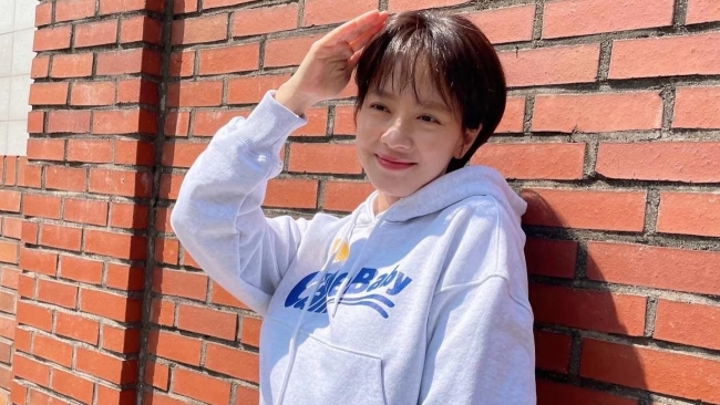 Sao Hàn hôm nay 27/4: Song Ji Hyo “lột xác” hoàn toàn sau tranh cãi cắt tóc ngắn lởm chởm
