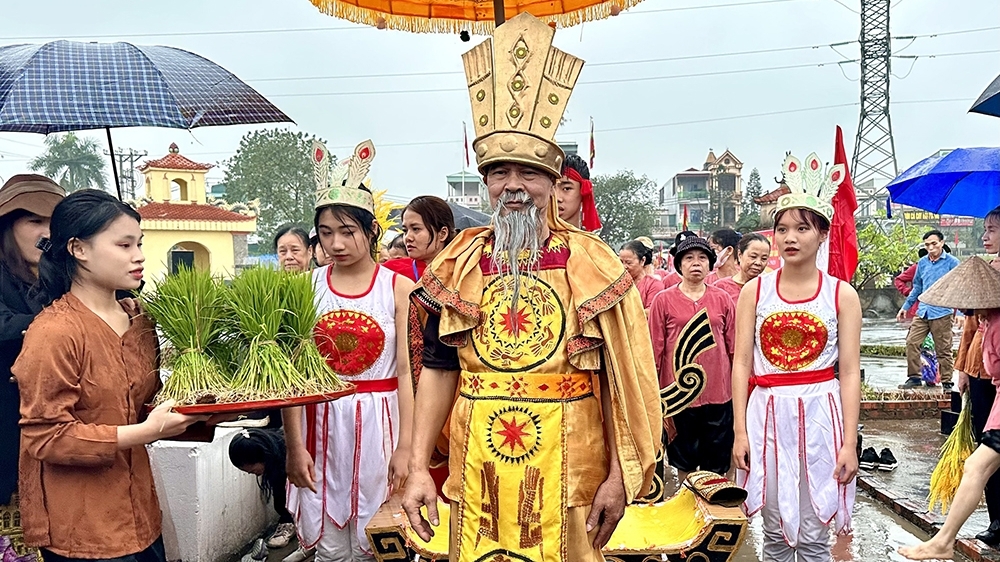 Sôi nổi Lễ hội Vua Hùng dạy dân cấy lúa