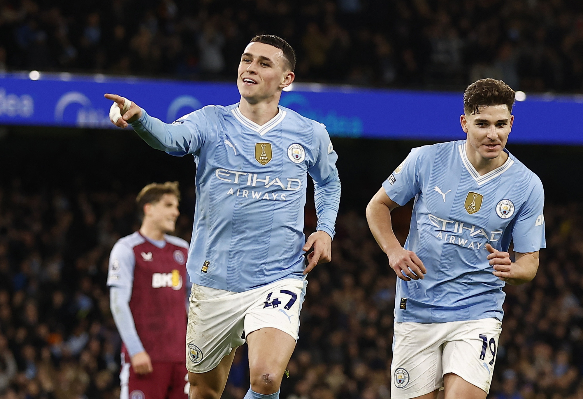 Arsenal lên đầu bảng, Man City "vùi dập" Aston Villa