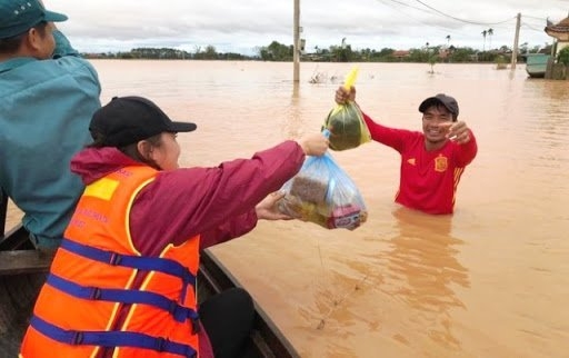 Chuyện nghệ sĩ chậm giao tiền ủng hộ cho người gặp nạn 