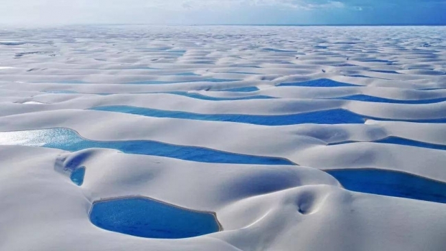 Sa mạc kỳ lạ nhất thế giới có hàng nghìn hồ nước