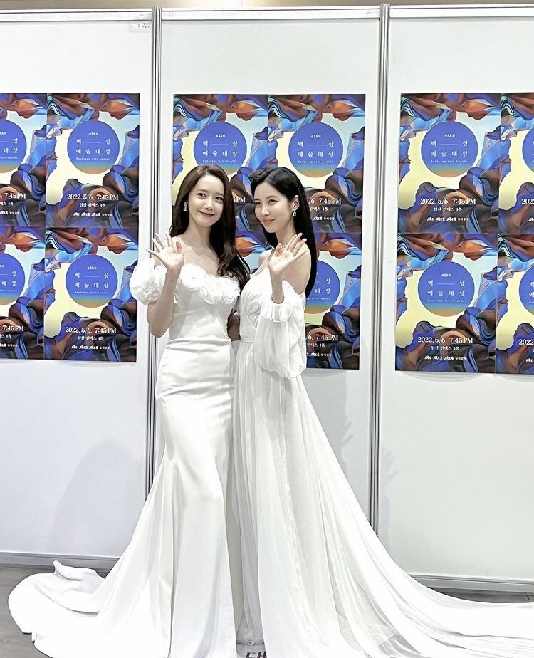 Sao Hàn hôm nay 8/5: Bộ đôi YoonA và Seohyun (SNSD) rạng rỡ hội ngộ tại Baeksang Art Awards 2022