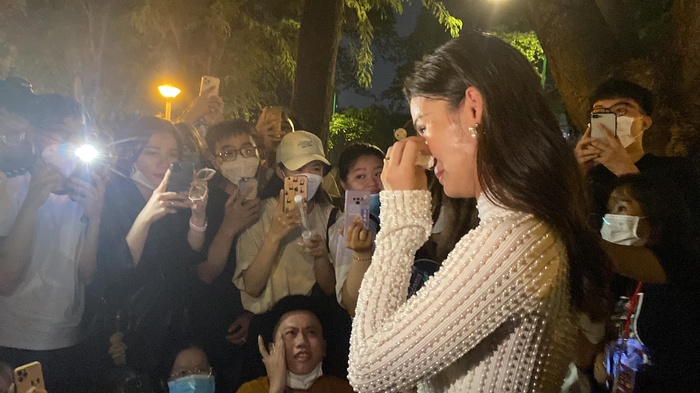 Đông Nhi mải mê trình diễn trên sân khấu, Ông Cao Thắng đứng phía xa nhìn vợ hát khiến netizen xuýt xoa