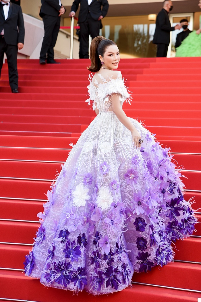 Cuối cùng Lý Nhã Kỳ đã chịu xuất hiện ở Cannes: Váy tím như tiên tử, bộ trang sức "nặng đô" hơn 2 tỷ đồng
