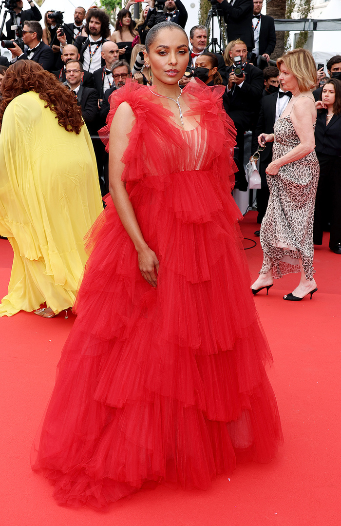 Cuộc chiến váy áo tại LHP Cannes: Lý Nhã Kỳ chi hàng tỷ đồng, Julia Roberts đeo kim cương hơn 100 carat