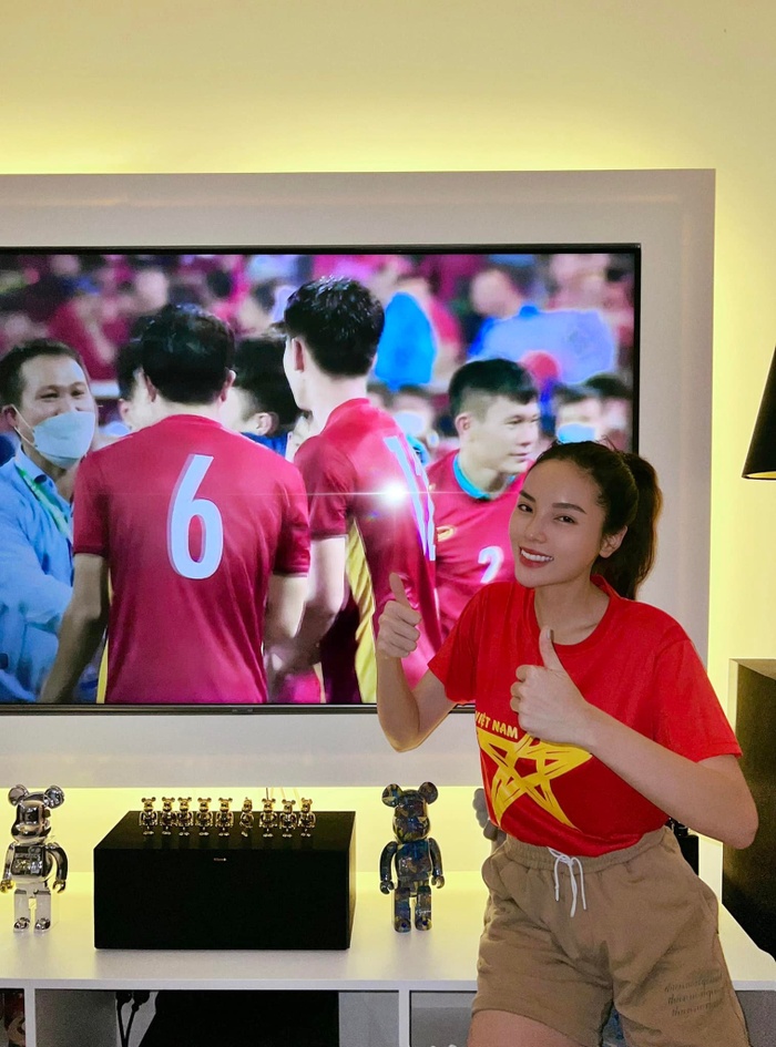 Chúc mừng Việt Nam vô địch SEA Games 31: Hoa hậu Thuỳ Tiên "đi bão" bất chấp hình tượng