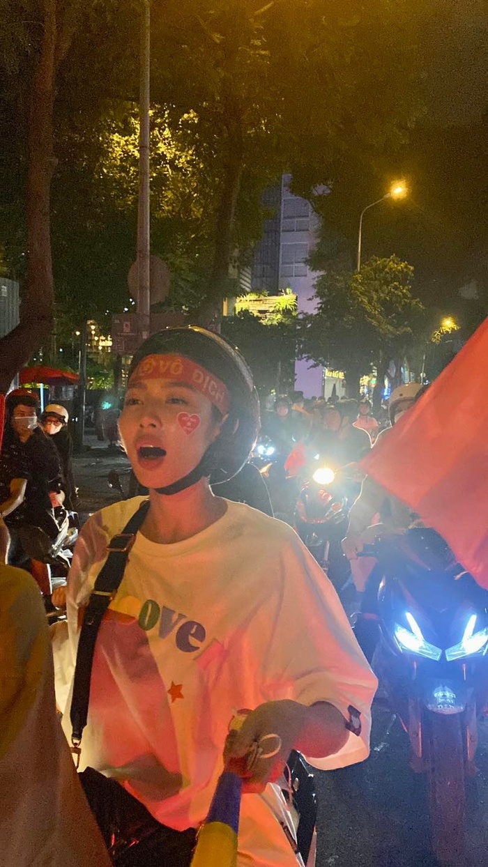 Chúc mừng Việt Nam vô địch SEA Games 31: Hoa hậu Thuỳ Tiên "đi bão" bất chấp hình tượng