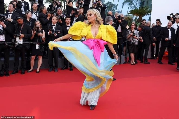 Trang phục thảm họa tại Cannes 2022: Từ tiên cá mắc cạn đến "siêu anh hùng" khó hiểu không thiếu một ai