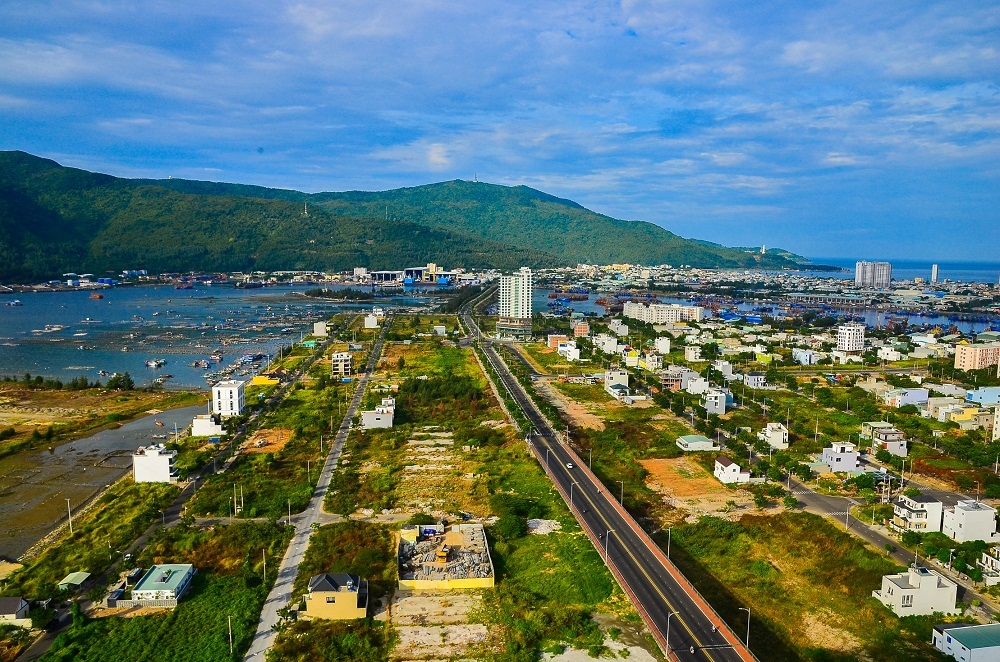 Tin bất động sản ngày 27/5: Hàng loạt khách sạn, trụ sở công ty xây dựng trái quy hoạch trên đất quốc phòng tại Khánh Hòa