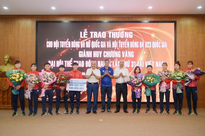 Ngọc Trinh thưởng 300 triệu đồng cho ĐT bóng đá nữ Việt Nam