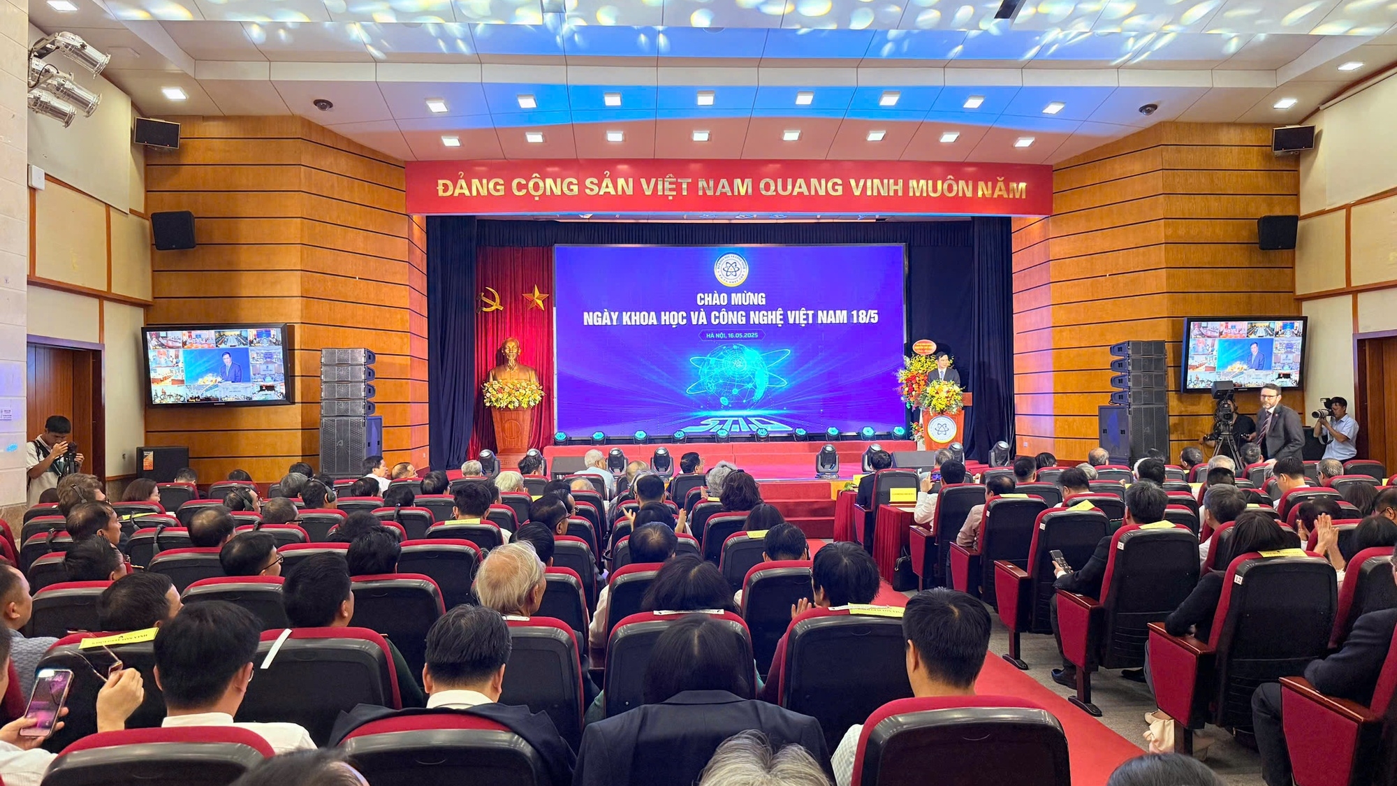 Mỗi người dân, doanh nghiệp đều có thể đóng góp và thụ hưởng thành quả KHCN