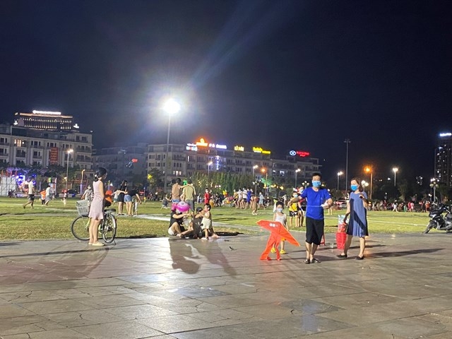 [ẢNH] Quảng Ninh: Người dân Hạ Long đổ ra quảng trường hóng mát bất chấp lệnh cấm