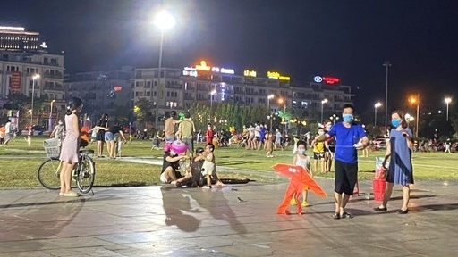 [ẢNH] Quảng Ninh: Người dân Hạ Long đổ ra quảng trường hóng mát bất chấp lệnh cấm