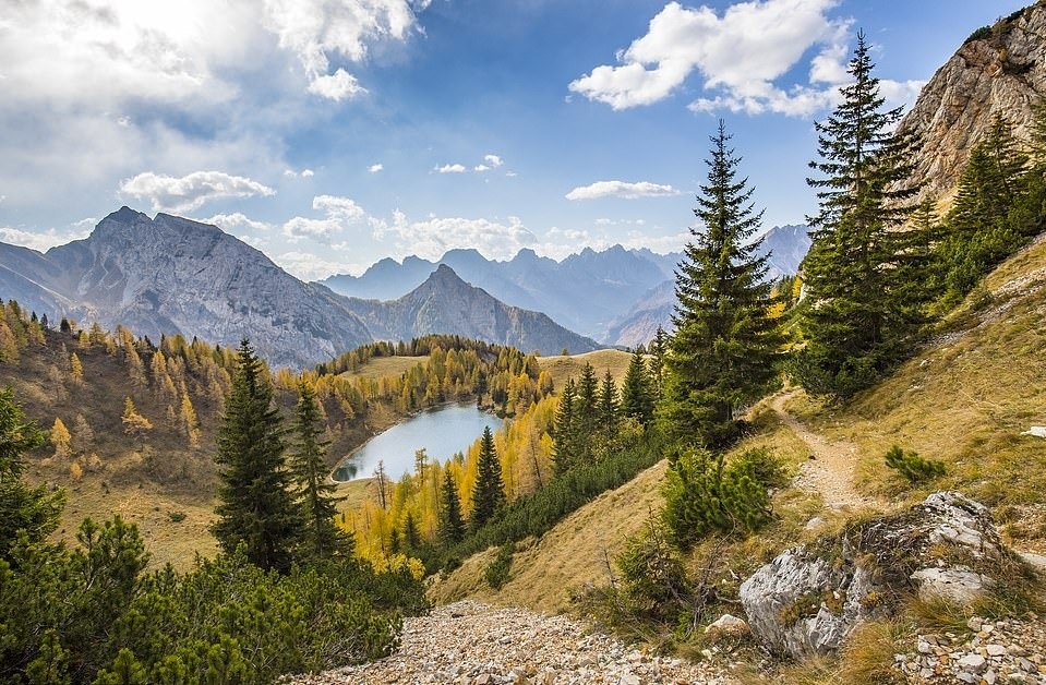 Tận hưởng vẻ đẹp mê hoặc của phong cảnh rừng núi nước Ý