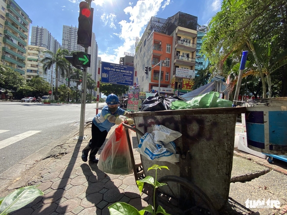 Công nhân môi trường vì nợ lương phải lượm ve chai: Công ty vi phạm nghiêm trọng luật lao động