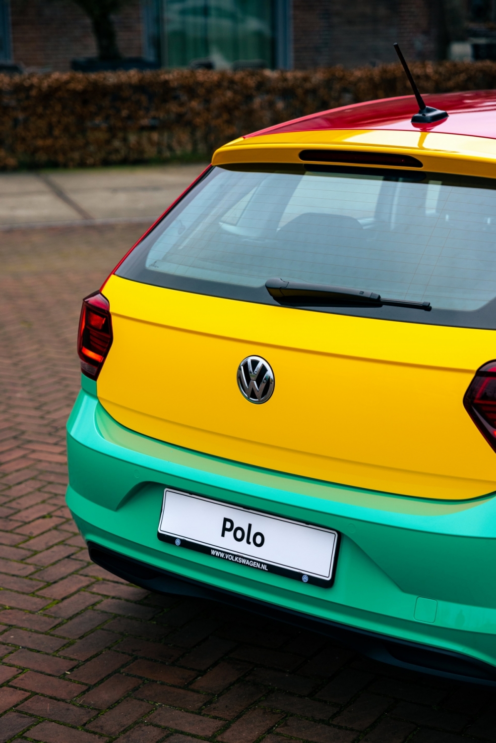 Volkswagen Polo xuất hiện với bộ áo Harlequin đầy sắc màu