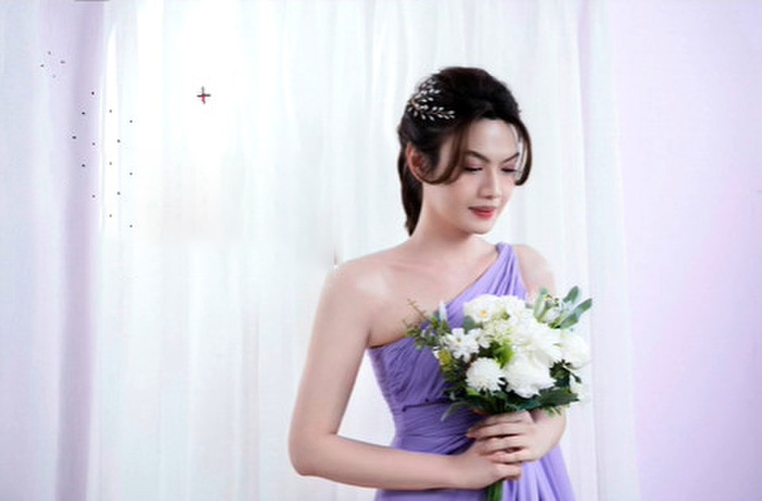 Mặc váy cưới và trang điểm lộng lẫy, Đào Bá Lộc sắp lấy chồng?