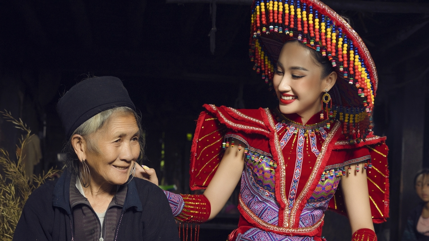 Đoàn Hồng Trang gây ấn tượng với trang phục mang bản sắc văn hóa dân tộc