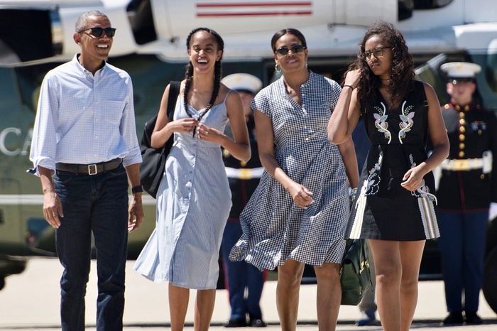 Con gái cựu Tổng thống Obama chơi trội, vô tư thả rông táo bạo trên phố