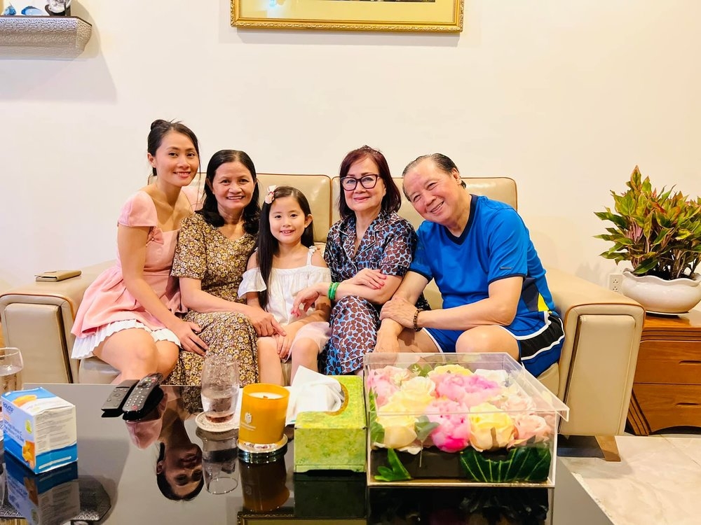 Sao Việt hôm nay 8/6: Phanh Lee khoe khung ảnh viên mãn hạnh phúc bên gia đình