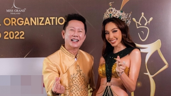 Fan "mê tít" khi ông Nawat rủ rê Top 10 Miss Grand Thailand và Thùy Tiên diện áo dài