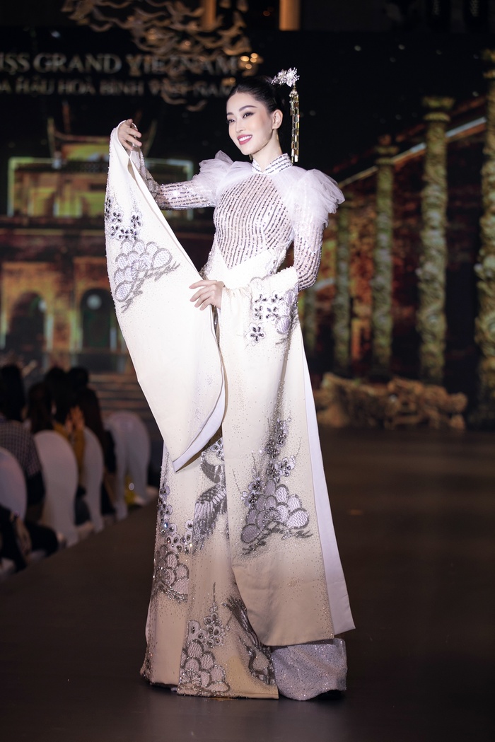 Fan "mê tít" khi ông Nawat rủ rê Top 10 Miss Grand Thailand và Thùy Tiên diện áo dài