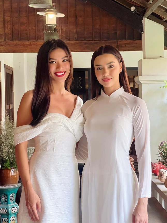 Hoa hậu Hoàn vũ Thái Lan 2020 duyên dáng trong tà áo dài Việt Nam