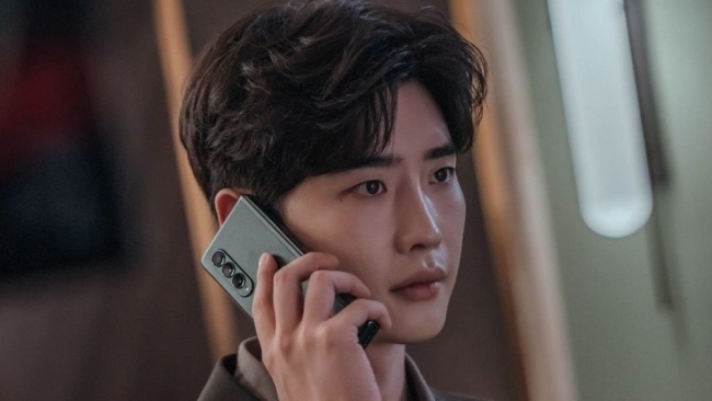 Sao Hàn hôm nay 17/6: Hé lộ những cảnh quay đầu tiên của Lee Jong Suk trong “Big Mouse”