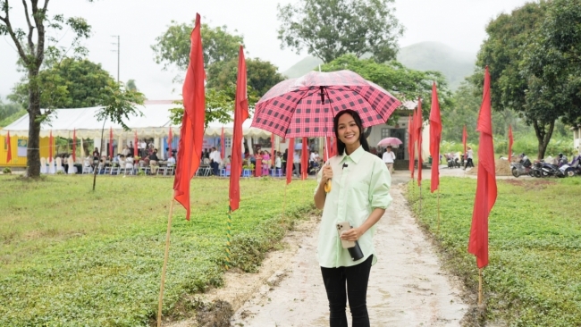 Sao Việt hôm nay 18/6: H"Hen Niê ghi điểm với trang phục giản dị khi hoạt động từ thiện