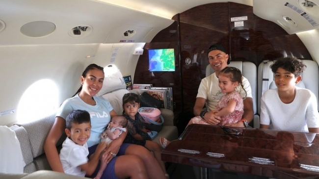 Kỳ nghỉ xa hoa của Ronaldo: Phi cơ riêng, du thuyền, siêu xe, còn gì nữa?