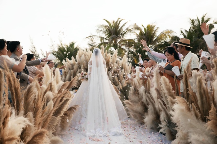 Minh Hằng tiết lộ lý do đám cưới ngập tràn cỏ lau: "Tôi muốn mình là bông hoa duy nhất"