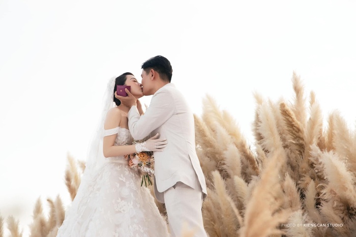 Minh Hằng tiết lộ lý do đám cưới ngập tràn cỏ lau: "Tôi muốn mình là bông hoa duy nhất"