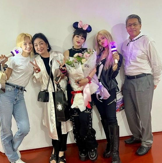 Sao Hàn hôm nay 20/6: Lisa, Sorn hào hứng cổ vũ cho Minnie và Miyeon tại concert đầu tiên của (G)I-DLE