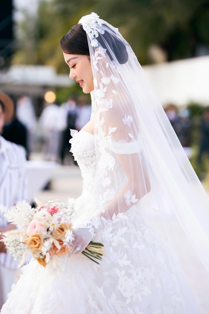 Minh Hằng "biến hóa" với 3 bộ váy trong đám cưới: Nghe giá xong mà netizen "xỉu ngang"