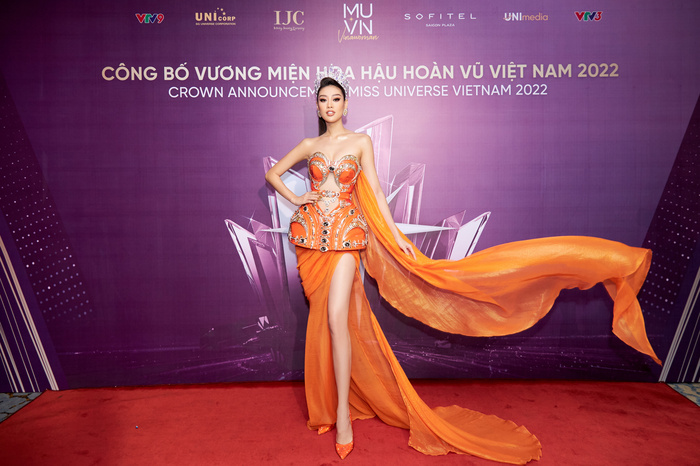 Dàn "bông hậu" nở rộ trong đêm công bố vương miện tiền tỷ cho tân Miss Universe Vietnam