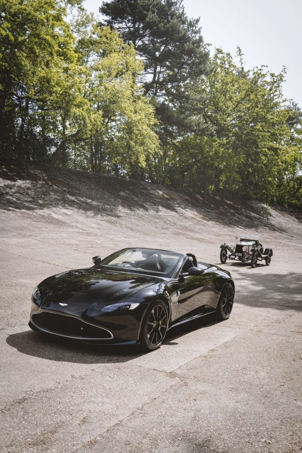 Cận cảnh phiên bản đặc biệt mừng kỷ niệm 100 năm của Aston Martin Vantage Roadster Cận cảnh phiên bản đặc biệt mừng kỷ niệm 100 năm của Aston Martin Vantage Roadster