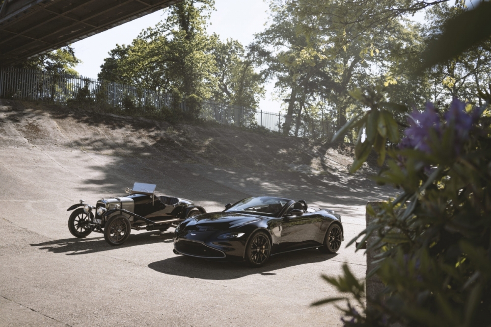 Cận cảnh phiên bản đặc biệt mừng kỷ niệm 100 năm của Aston Martin Vantage Roadster Cận cảnh phiên bản đặc biệt mừng kỷ niệm 100 năm của Aston Martin Vantage Roadster