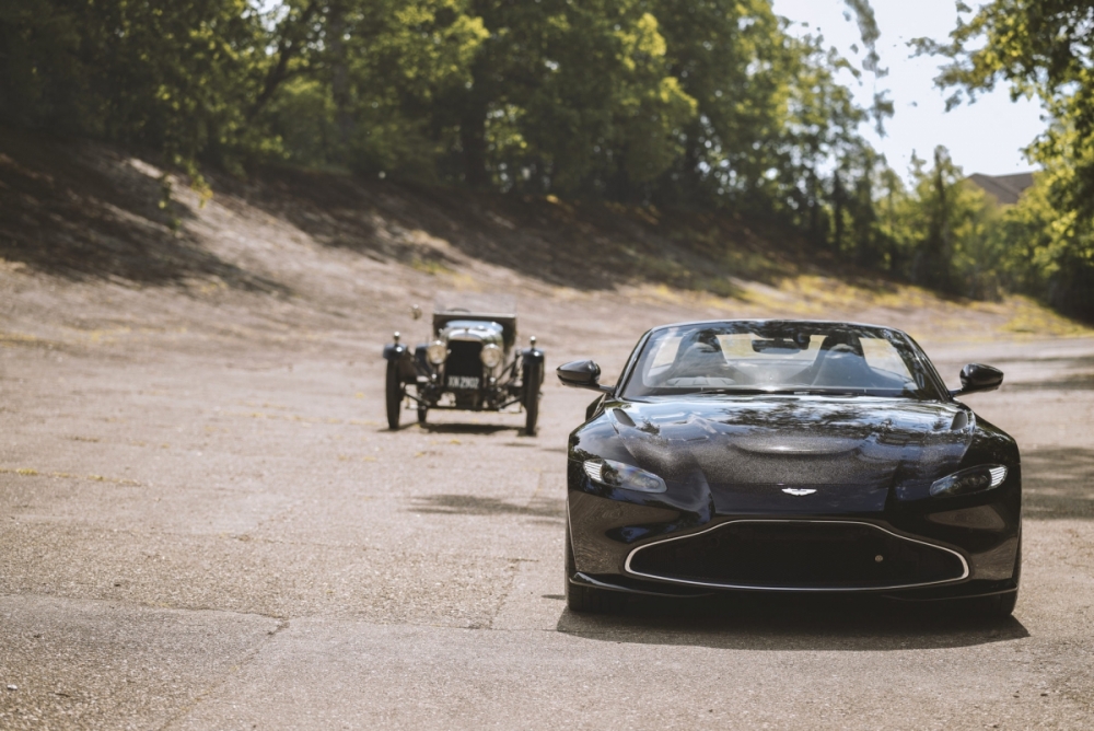 Cận cảnh phiên bản đặc biệt mừng kỷ niệm 100 năm của Aston Martin Vantage Roadster Cận cảnh phiên bản đặc biệt mừng kỷ niệm 100 năm của Aston Martin Vantage Roadster