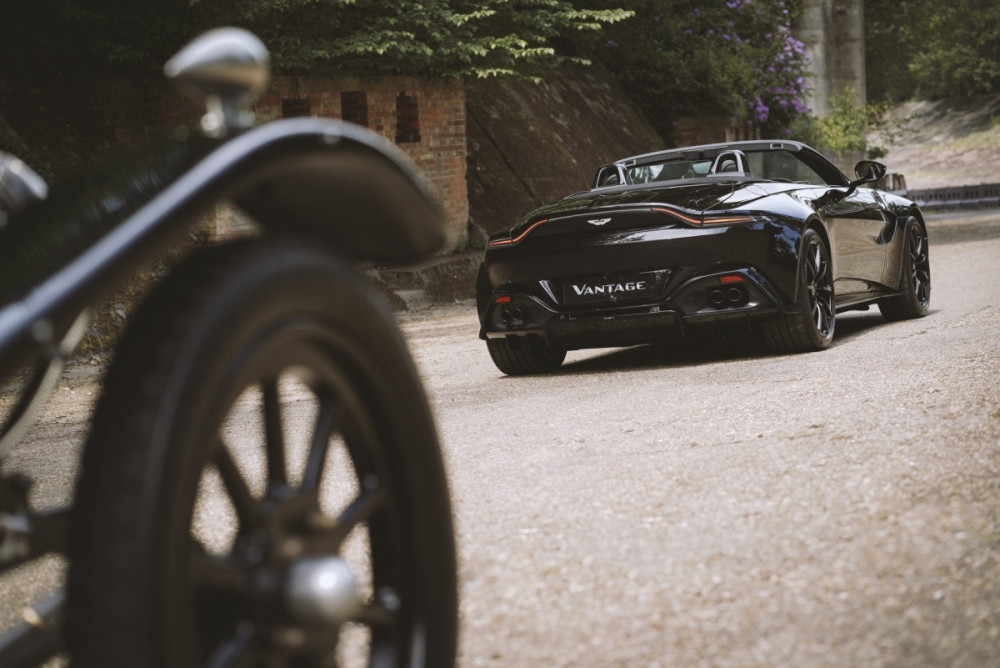 Cận cảnh phiên bản đặc biệt mừng kỷ niệm 100 năm của Aston Martin Vantage Roadster Cận cảnh phiên bản đặc biệt mừng kỷ niệm 100 năm của Aston Martin Vantage Roadster