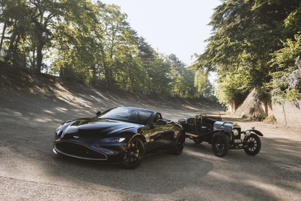 Cận cảnh phiên bản đặc biệt mừng kỷ niệm 100 năm của Aston Martin Vantage Roadster Cận cảnh phiên bản đặc biệt mừng kỷ niệm 100 năm của Aston Martin Vantage Roadster