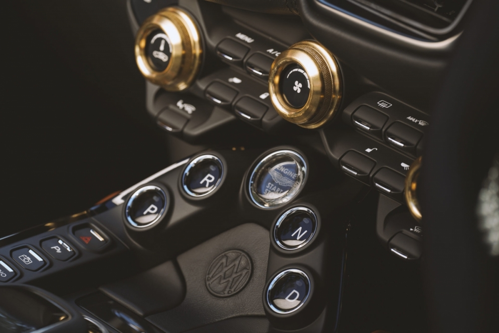 Cận cảnh phiên bản đặc biệt mừng kỷ niệm 100 năm của Aston Martin Vantage Roadster Cận cảnh phiên bản đặc biệt mừng kỷ niệm 100 năm của Aston Martin Vantage Roadster