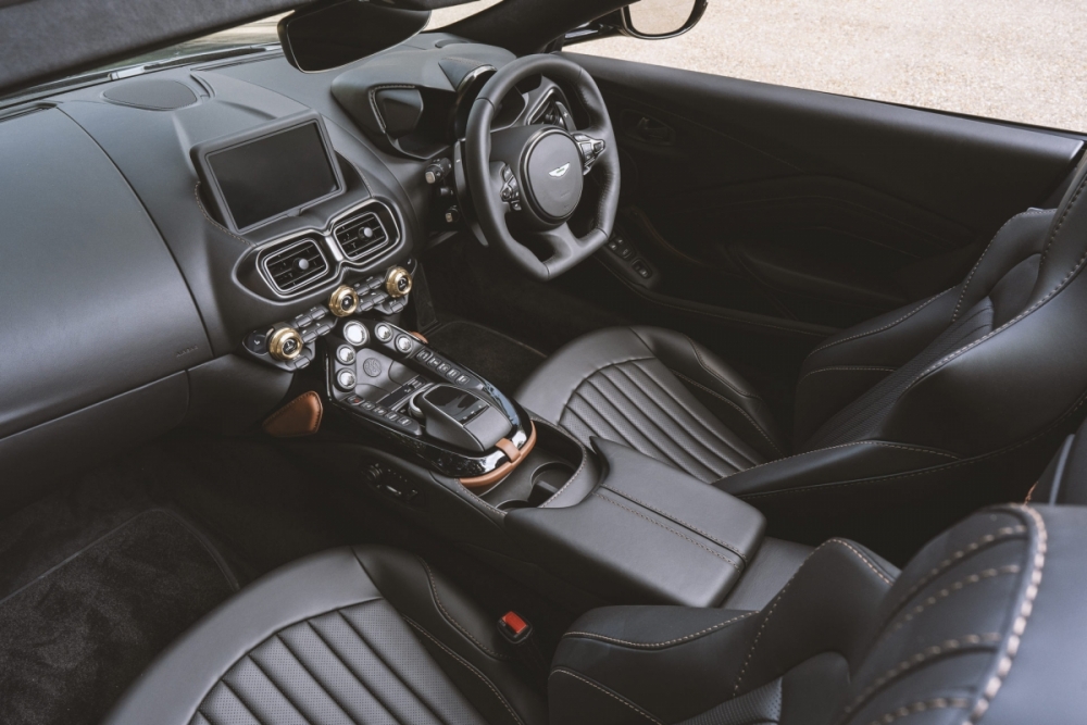 Cận cảnh phiên bản đặc biệt mừng kỷ niệm 100 năm của Aston Martin Vantage Roadster Cận cảnh phiên bản đặc biệt mừng kỷ niệm 100 năm của Aston Martin Vantage Roadster