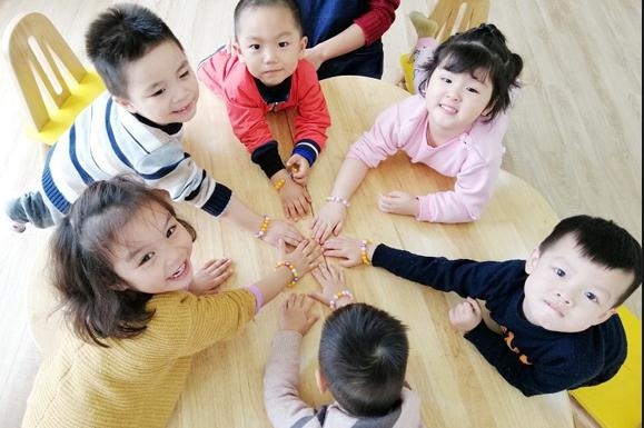 Dạy con cách cư xử đẹp nơi công cộng: Không bao giờ là quá sớm!