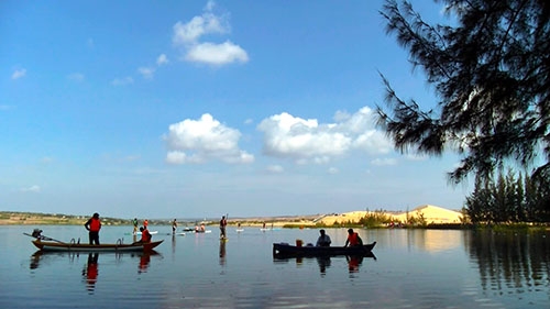 Bàu Trắng - Bức tranh sơn thủy lung linh, huyền ảo