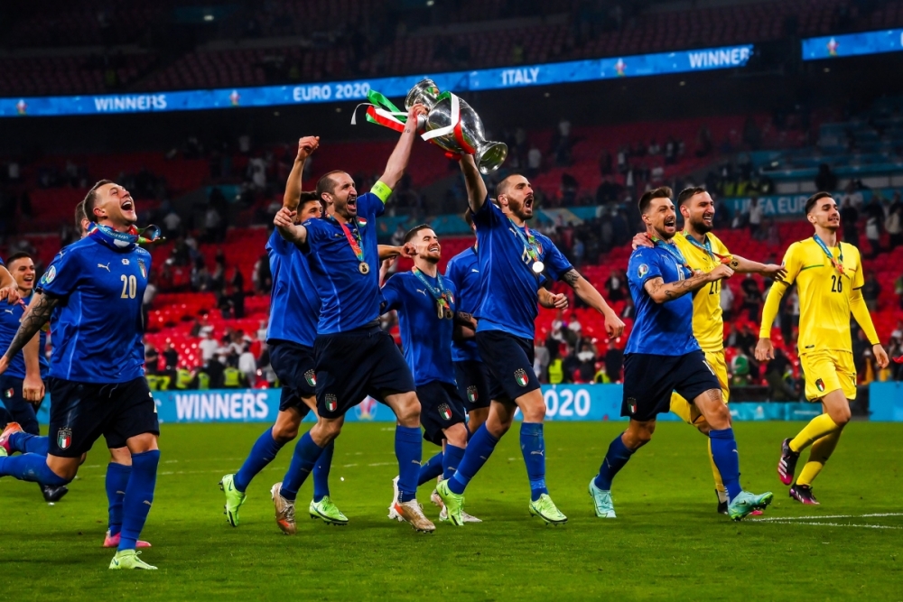 Cận cảnh: ĐT Italia nâng cúp, ăn mừng chức vô địch EURO 2021