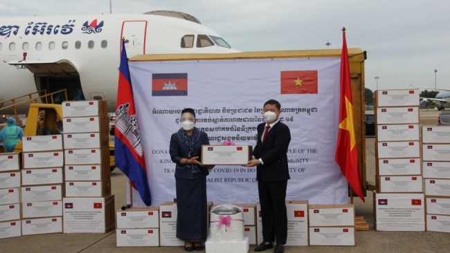 Lễ tiếp nhận thiết bị, vật tư y tế của Chính phủ Vương quốc Campuchia tặng TP Hồ Chí Minh