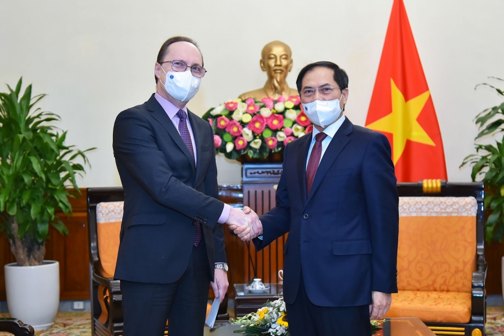 Bộ trưởng Ngoại giao Bùi Thanh Sơn tiếp Đại sứ Liên bang Nga tại Việt Nam Gennady Bezdetko