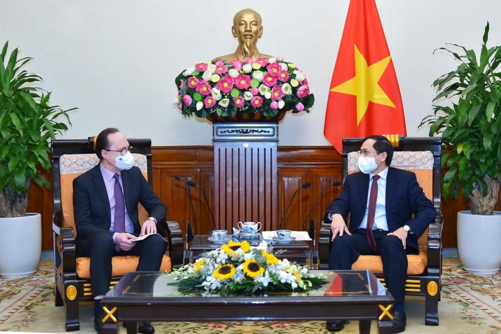 Bộ trưởng Ngoại giao Bùi Thanh Sơn tiếp Đại sứ Liên bang Nga tại Việt Nam Gennady Bezdetko