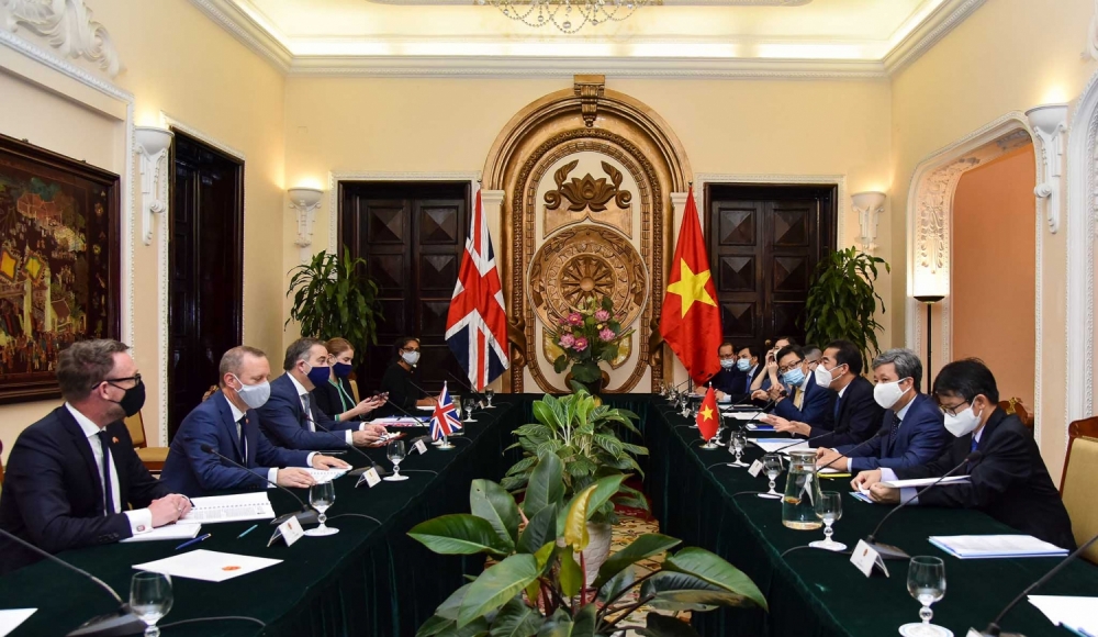 Thứ trưởng Ngoại giao Tô Anh Dũng hội đàm với Quốc vụ khanh Bộ Ngoại giao và Phát triển Anh Nigel Adams